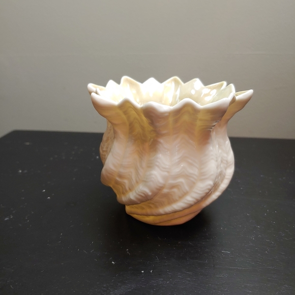 Irish Belleek Neptune Shell Vase - Picture 6 of 8